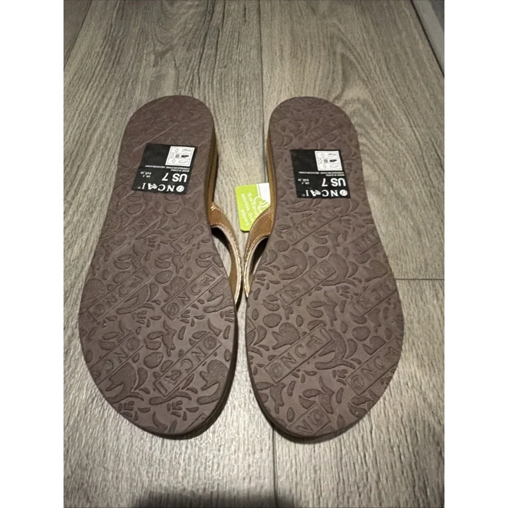 ONCAI Flip Flops Beach Thong Sandals W/Arch Support Rhinestones Beige Sz 7 NWT
